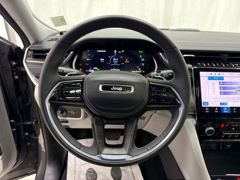 Used 2022 Jeep Grand Cherokee Overland w/ Luxury Tech Group IV image 24