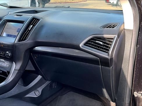 Used 2020 Ford Edge SE image 18