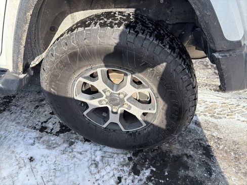 Used 2019 Jeep Wrangler Unlimited Sahara image 9