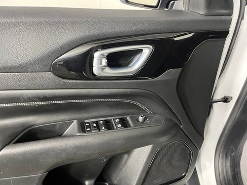 Used 2023 Jeep Compass Latitude w/ Convenience Group AWD/4WD image 16