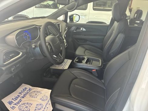 New 2027 Chrysler Pacifica Select AWD/4WD image 6