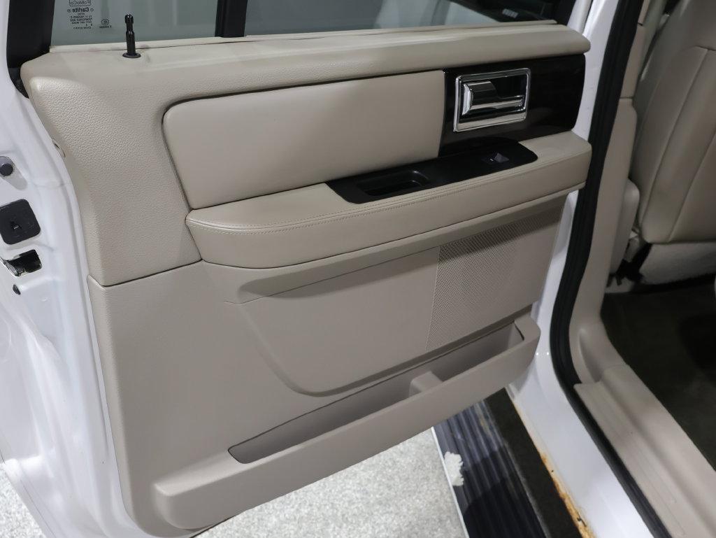 Used 2016 Lincoln Navigator L Select AWD/4WD image 21