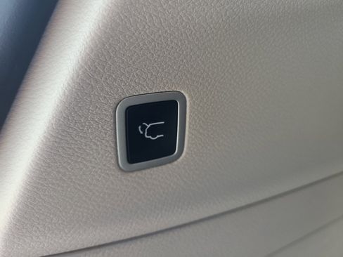 Used 2020 Chrysler Voyager Lxi image 10