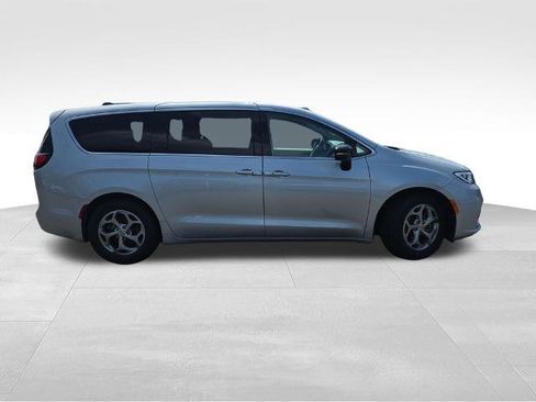 Used 2024 Chrysler Pacifica Limited FWD image 9