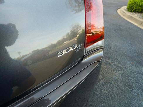 Used 2018 Chrysler 300 S w/ 300S Premium Group RWD image 9