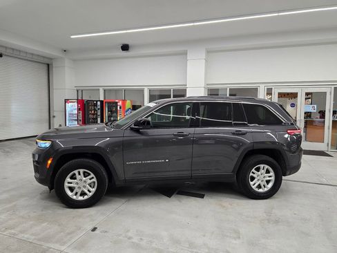 Used 2024 Jeep Grand Cherokee Laredo w/ Luxury Tech Group I AWD/4WD image 3