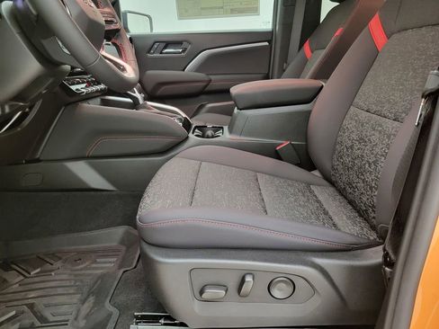 New 2025 Chevrolet Colorado Z71 image 2