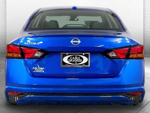 Used 2025 Nissan Altima 2.5 SV FWD image 3