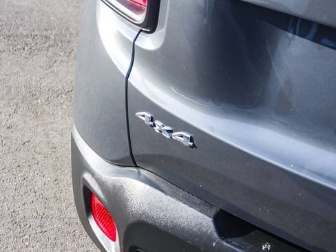 Used 2022 Jeep Renegade Latitude AWD/4WD image 9
