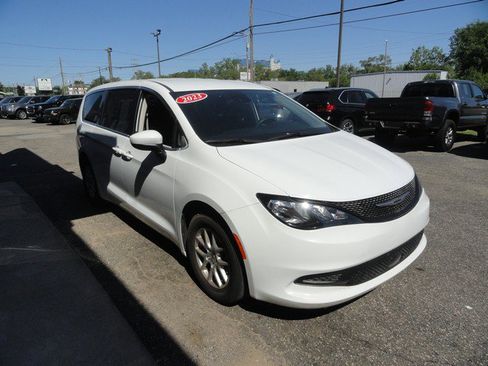 Used 2023 Chrysler Voyager LX FWD image 6