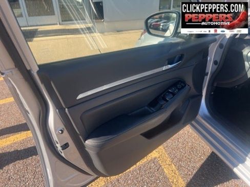 Used 2024 Nissan Altima 2.5 SL image 11