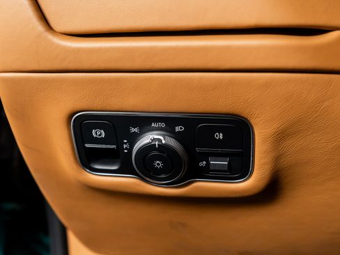 Used 2025 Aston Martin DB12 Convertible image 38