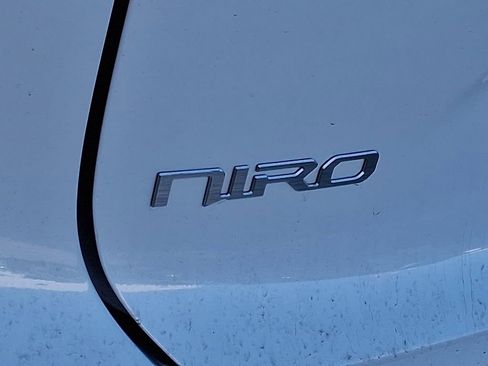 New 2025 Kia Niro LX image 17