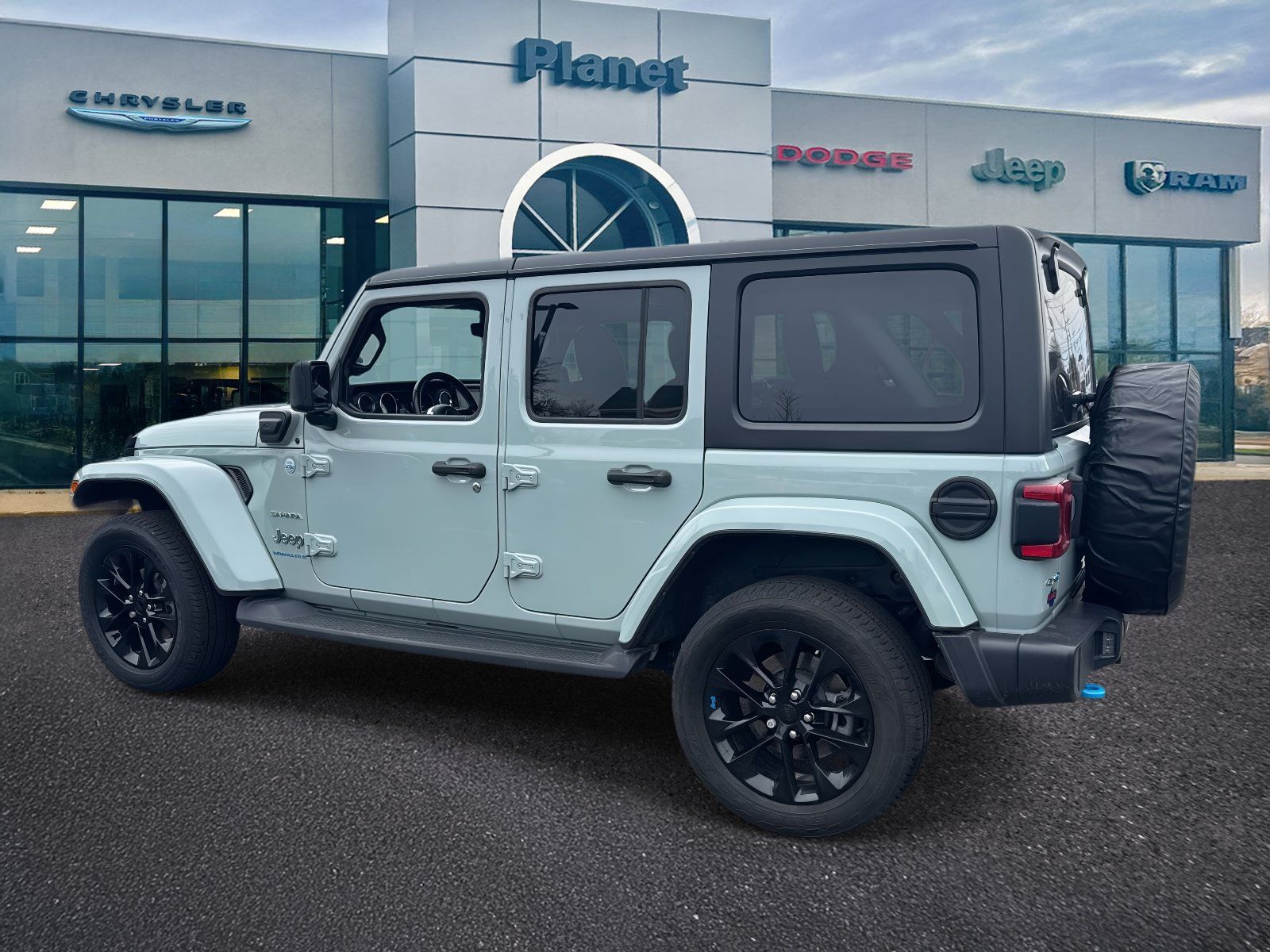 Used 2023 Jeep Wrangler Unlimited Sahara w/ Cold Weather Group AWD/4WD image 3