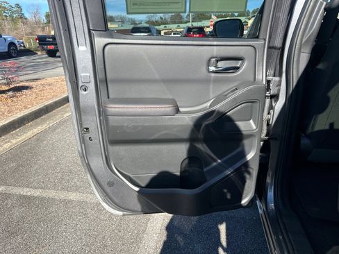 Used 2024 Nissan Frontier PRO-4X image 21