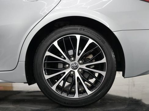 Used 2020 Toyota Camry SE FWD image 14