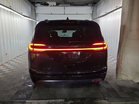 Used 2025 Chrysler Pacifica Limited image 3