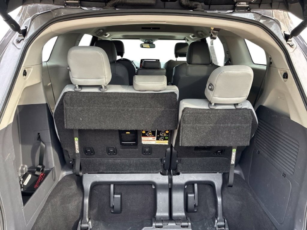 Used 2024 Toyota Sienna XLE FWD image 11