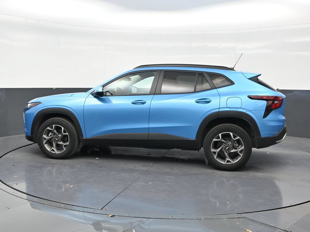 Used 2025 Chevrolet Trax LT w/ LT Convenience Package FWD image 2