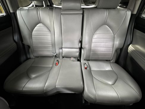 Used 2023 Toyota Highlander XLE FWD image 15
