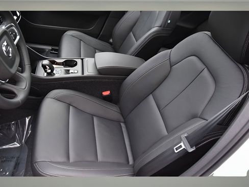 Certified 2025 Volvo XC40 B5 Core w/ Protection Package Premier image 11