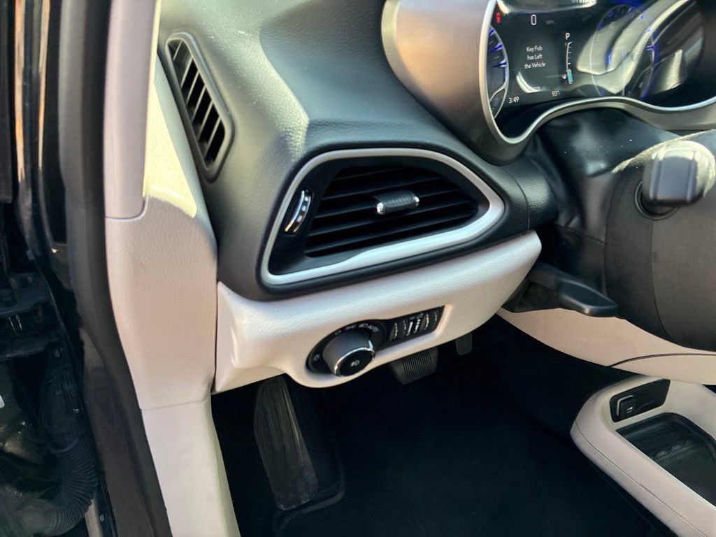 Used 2023 Chrysler Pacifica Touring-L FWD image 22