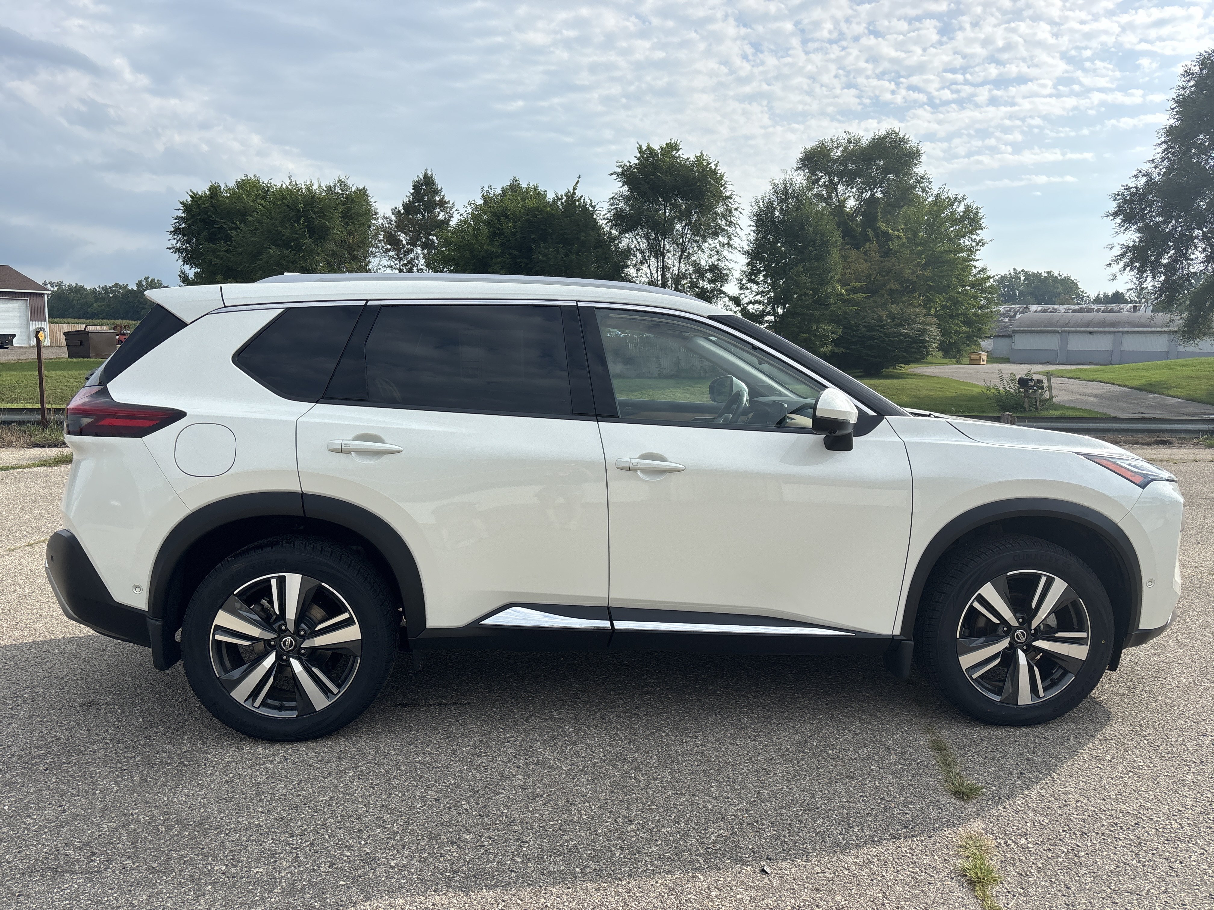 Used 2021 Nissan Rogue Platinum FWD image 2
