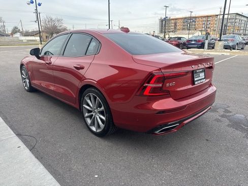 Used 2021 Volvo S60 T5 Momentum image 4