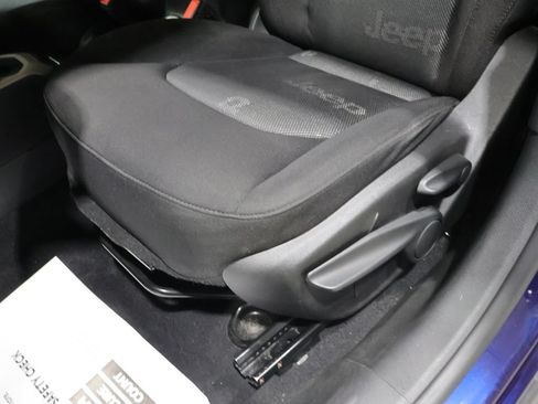 Used 2017 Jeep Renegade Latitude FWD image 13