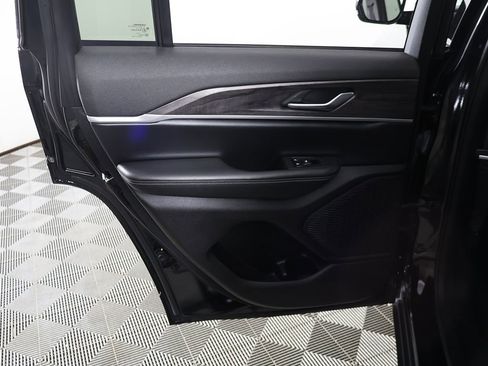 Used 2023 Jeep Grand Cherokee Limited w/ Black Appearance Package AWD/4WD image 25