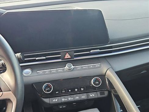 Used 2025 Hyundai Elantra Limited image 12