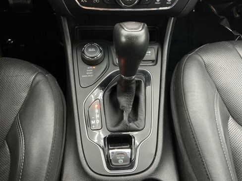 Used 2019 Jeep Cherokee Limited AWD/4WD image 36