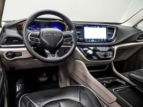 Used 2023 Chrysler Pacifica Limited FWD image 5