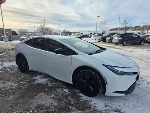 Used 2024 Toyota Prius LE image 3