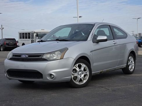 Used 2010 Ford Focus SE FWD image 2