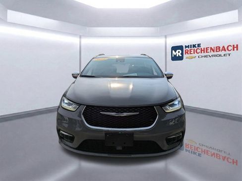 Used 2023 Chrysler Pacifica Limited FWD image 9