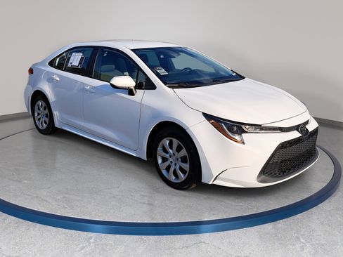 Used 2022 Toyota Corolla LE image 3