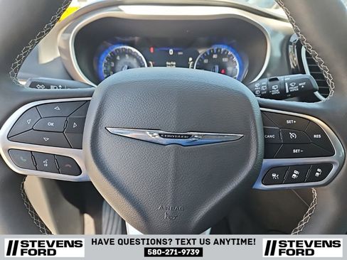 Used 2025 Chrysler Pacifica Select FWD image 18