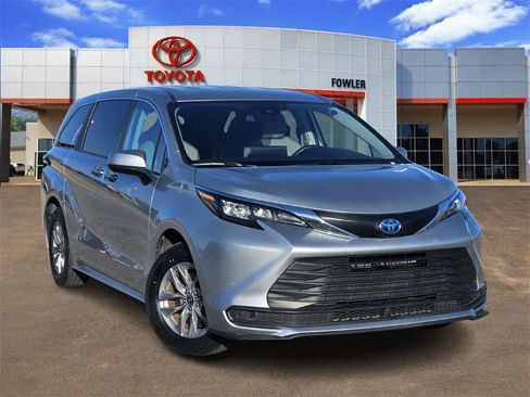Used 2024 Toyota Sienna LE image 1