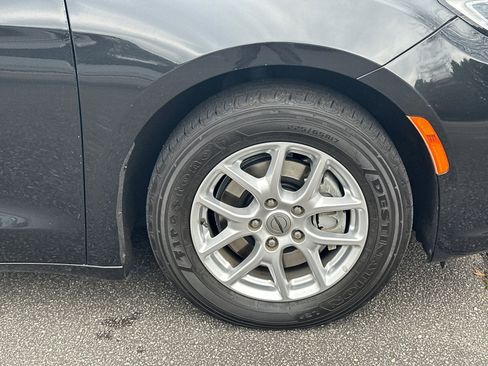 Used 2022 Chrysler Pacifica Touring-L image 12