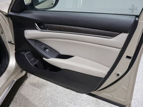 Used 2018 Honda Accord EX image 24