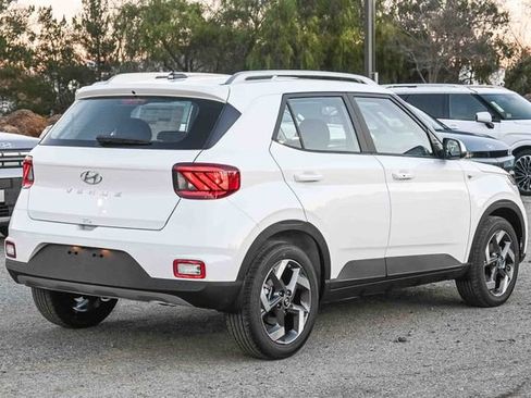 Used 2026 Hyundai Venue SEL FWD image 6