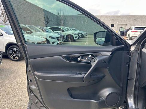 Used 2019 Nissan Rogue SL w/ Premium Package image 11