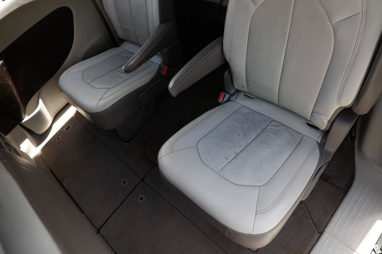 Used 2018 Chrysler Pacifica Touring-L FWD image 10