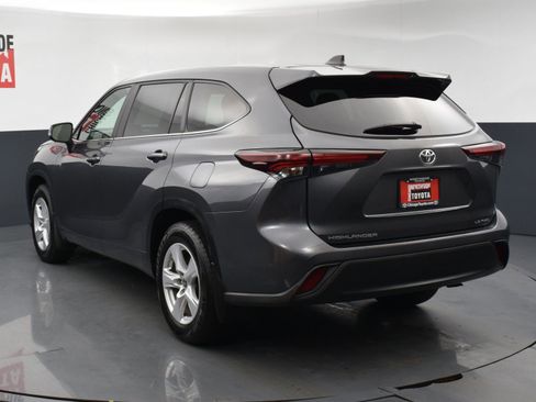 Used 2024 Toyota Highlander LE AWD/4WD image 3