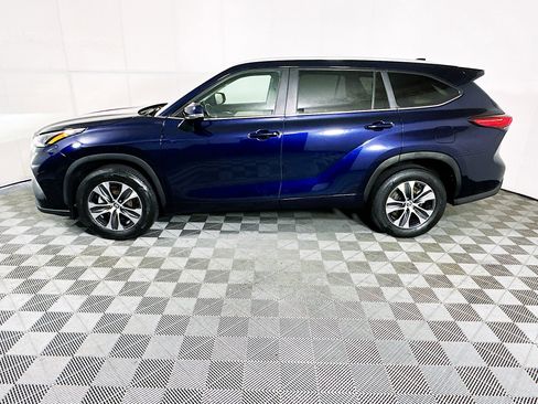 Used 2023 Toyota Highlander XLE image 6