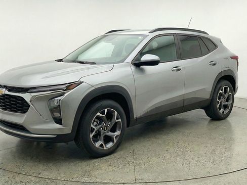 Used 2025 Chevrolet Trax LT FWD image 3