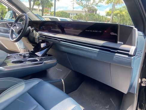Certified 2026 Cadillac Escalade IQ Sport 2 w/ LPO, ONYX Package AWD/4WD image 14