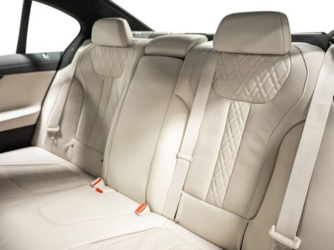 Used 2022 BMW 750i xDrive w/ M Sport Package image 38