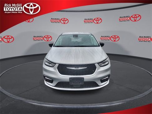 Used 2024 Chrysler Pacifica Touring-L image 3